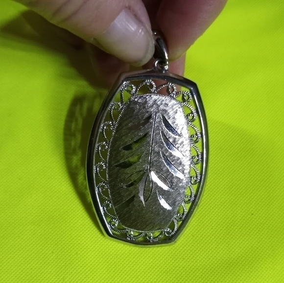 Silvertone diamond cut leaf 🍃 pattern pendant 2 inch long x 1 1/2 inch wide - Picture 4 of 5